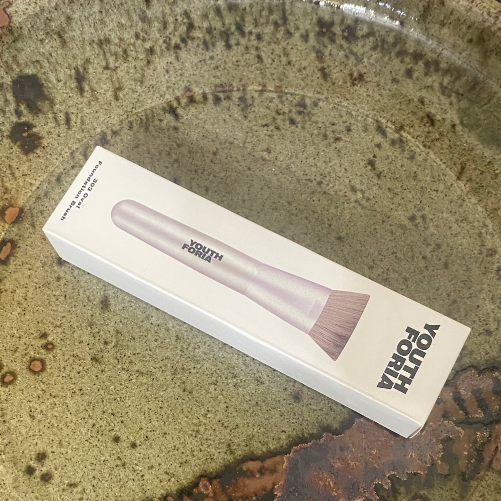 Oval Foundation Brush by Youthforia - 303 
💖New in Box💖